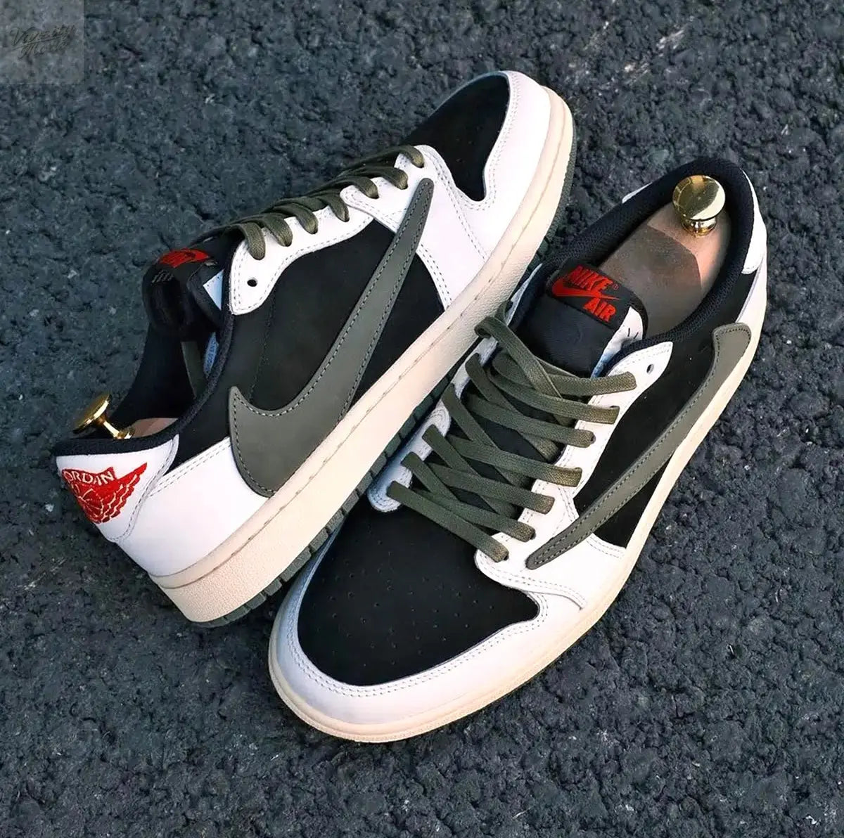 Jordan 1 Low Travis Scott