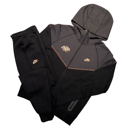 SYNA WORLD X NIKE TECH FLEECE TRACKSUIT - BLACK